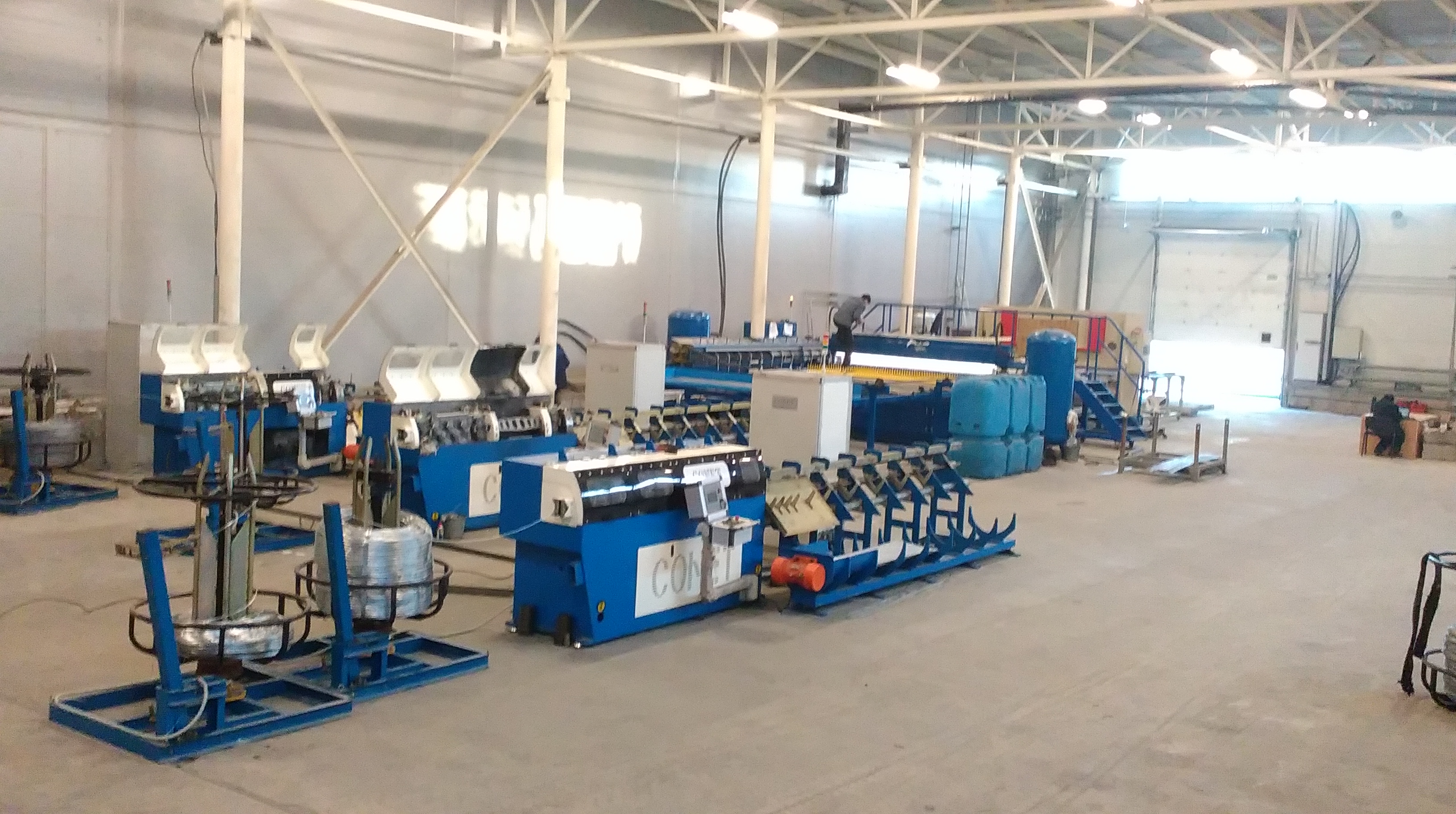 V strengthens the railing network welding production line